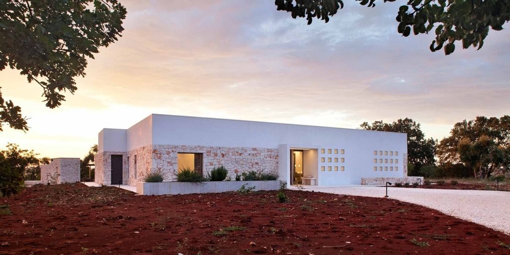 Immagine di copertina di Villa Ostuni con vista del prospetto principale