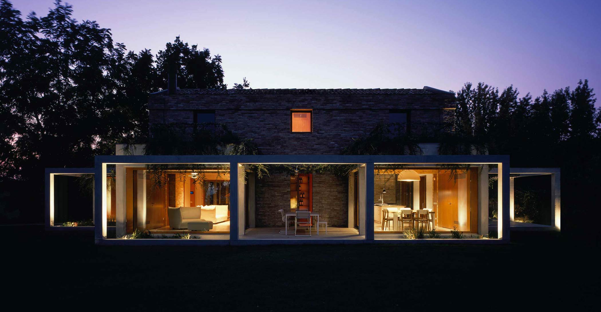 Vista frontale di Villa Parma con serramenti HW80 e Skyline