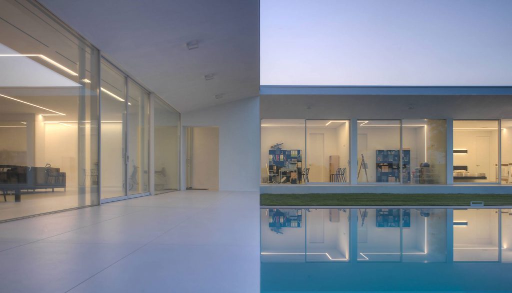 Vista frontale del patio e del prospetto con pareti vetrate ad alzante scorrevole laccato bianco