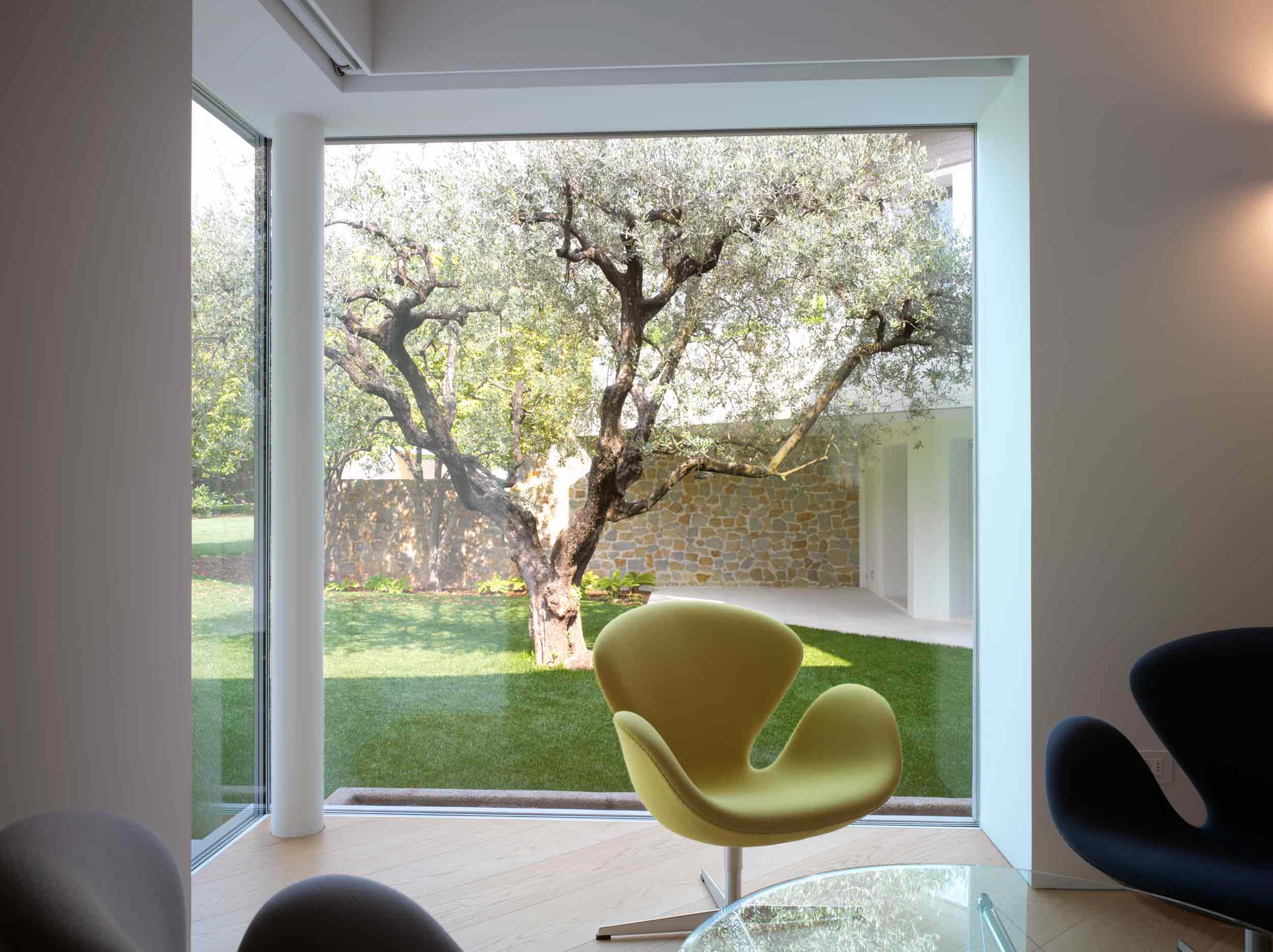Vista interna dell’angolo vetrato fisso incassato a tutt’altezza della zona giorno