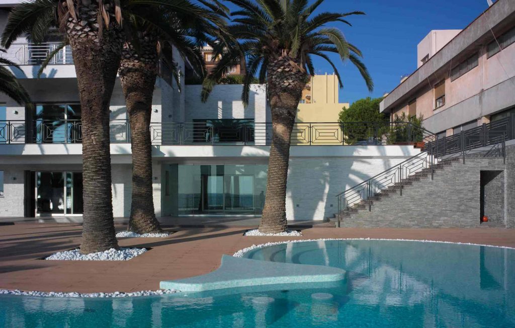 Villa Taranto, view of the main façade with swimming pool