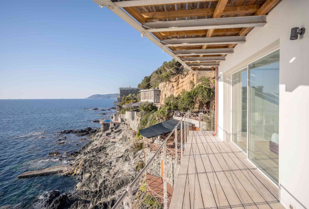 Vista del balcone con affaccio sul mare di Villa Livorno