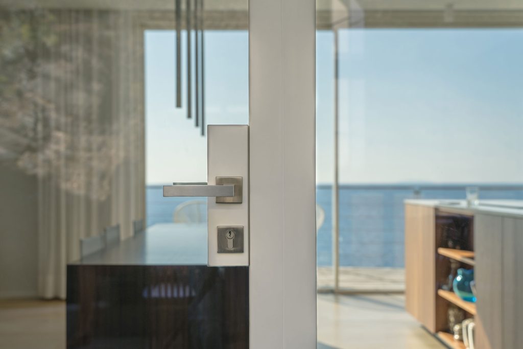 Dettaglio della maniglia passante della porta d'ingresso Skyline