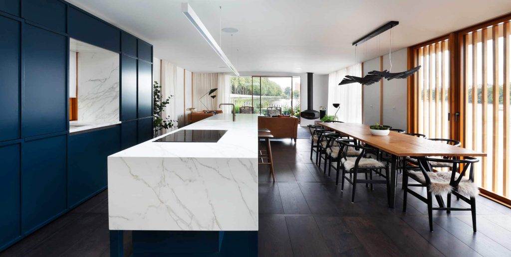 Vista dell'open space con finestre Skyline in abete naturale