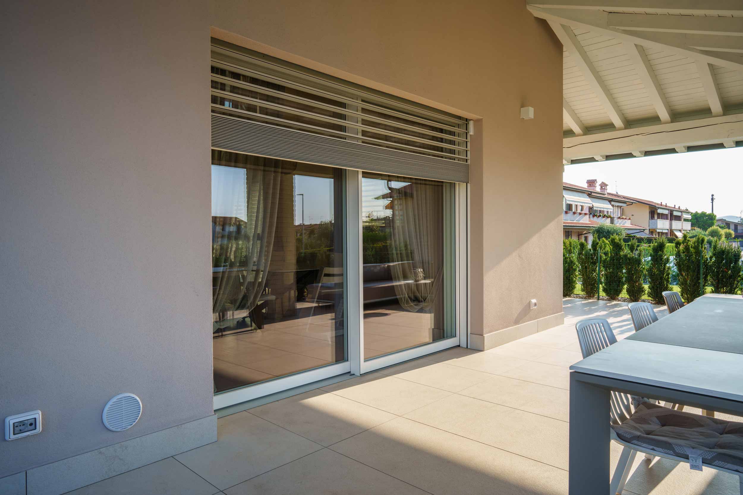 Alzante scorrevole in legno-alluminio Skyline Sliding con frangisole