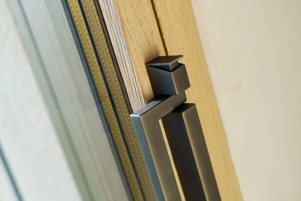 Dettaglio dello Skyline Handle con finitura bronzo