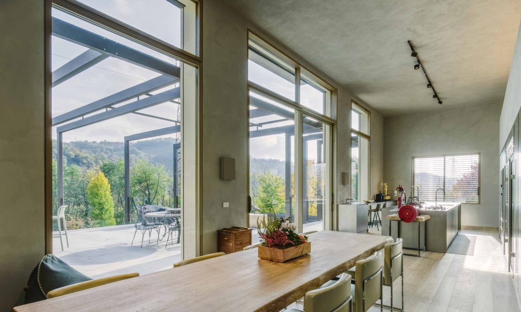 Vista della zona pranzo di Villa Vertova con Skyline Sliding