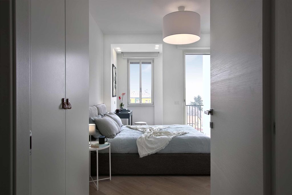 Vista della camera da letto di Villa Pero con serramenti Skyline Modern