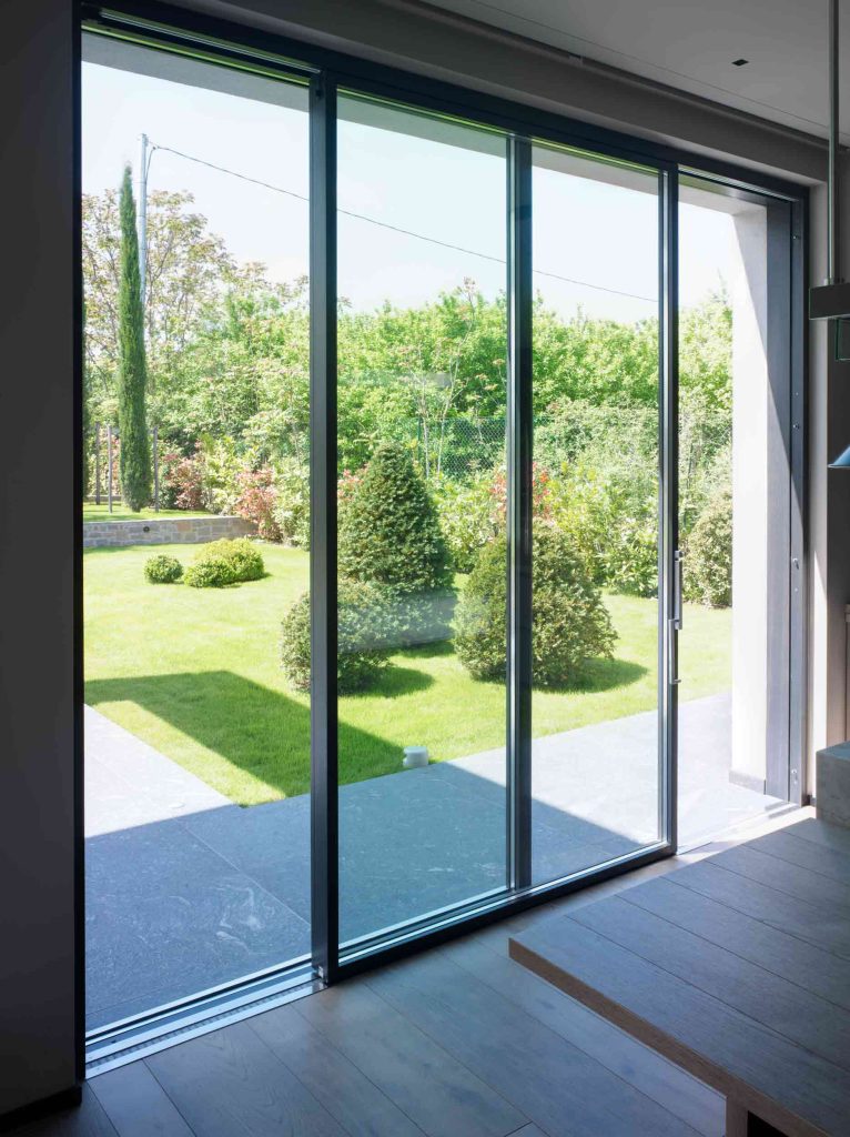 Découvrez la porte battante à l'est Skyline avec deux portes
