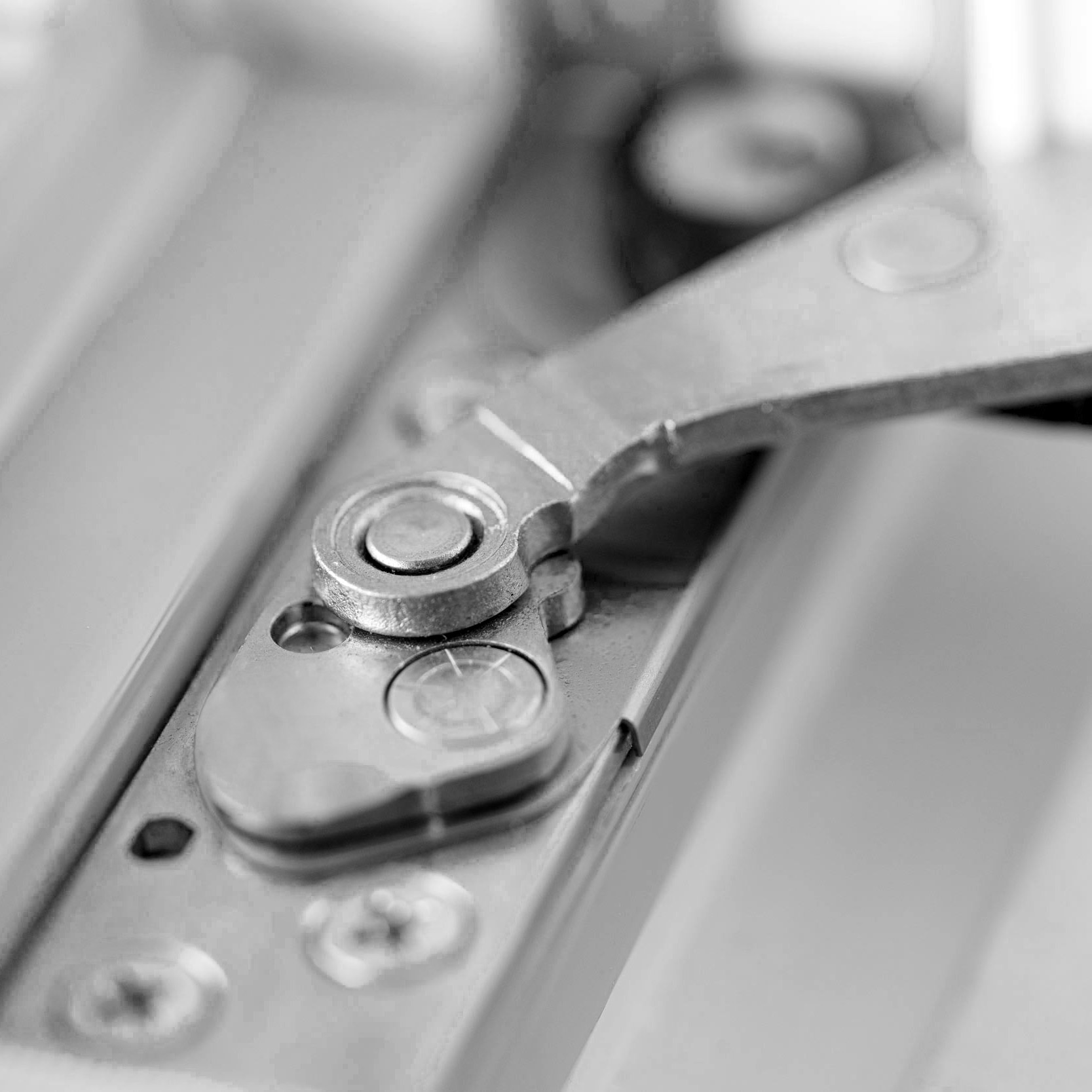 Dettaglio di una cerniera a scomparsa