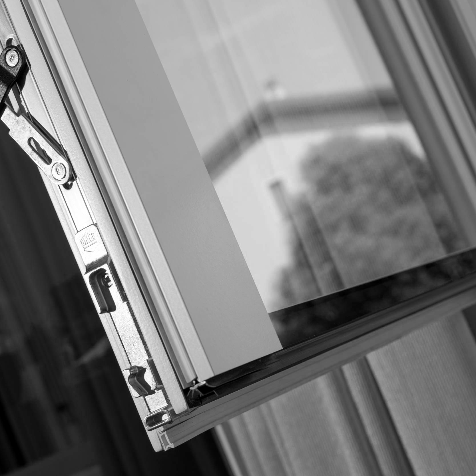 Battente Skyline con vetro strutturale e rivestimento esterno in alluminio