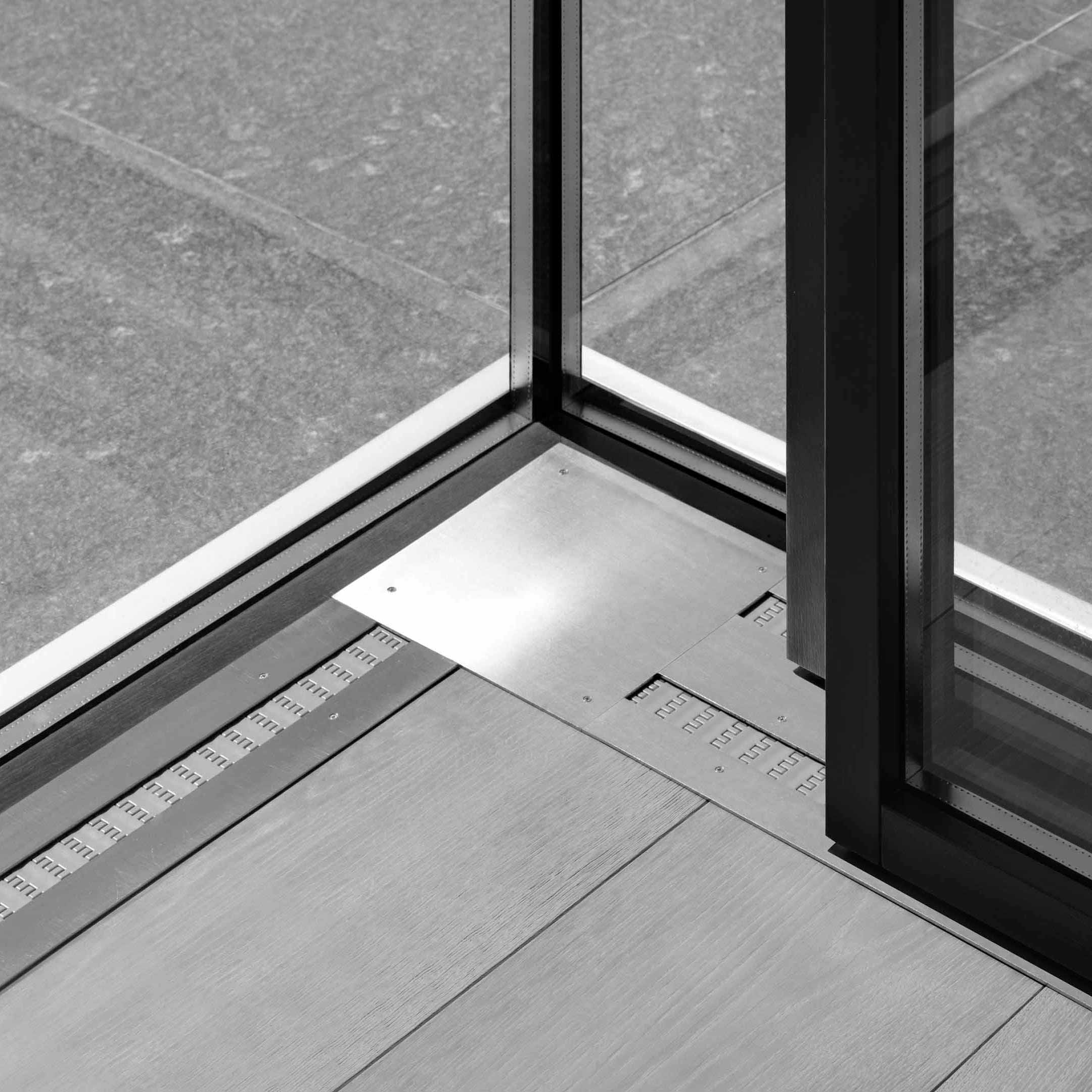 Guida incassata per alzante con angolo tutto vetro