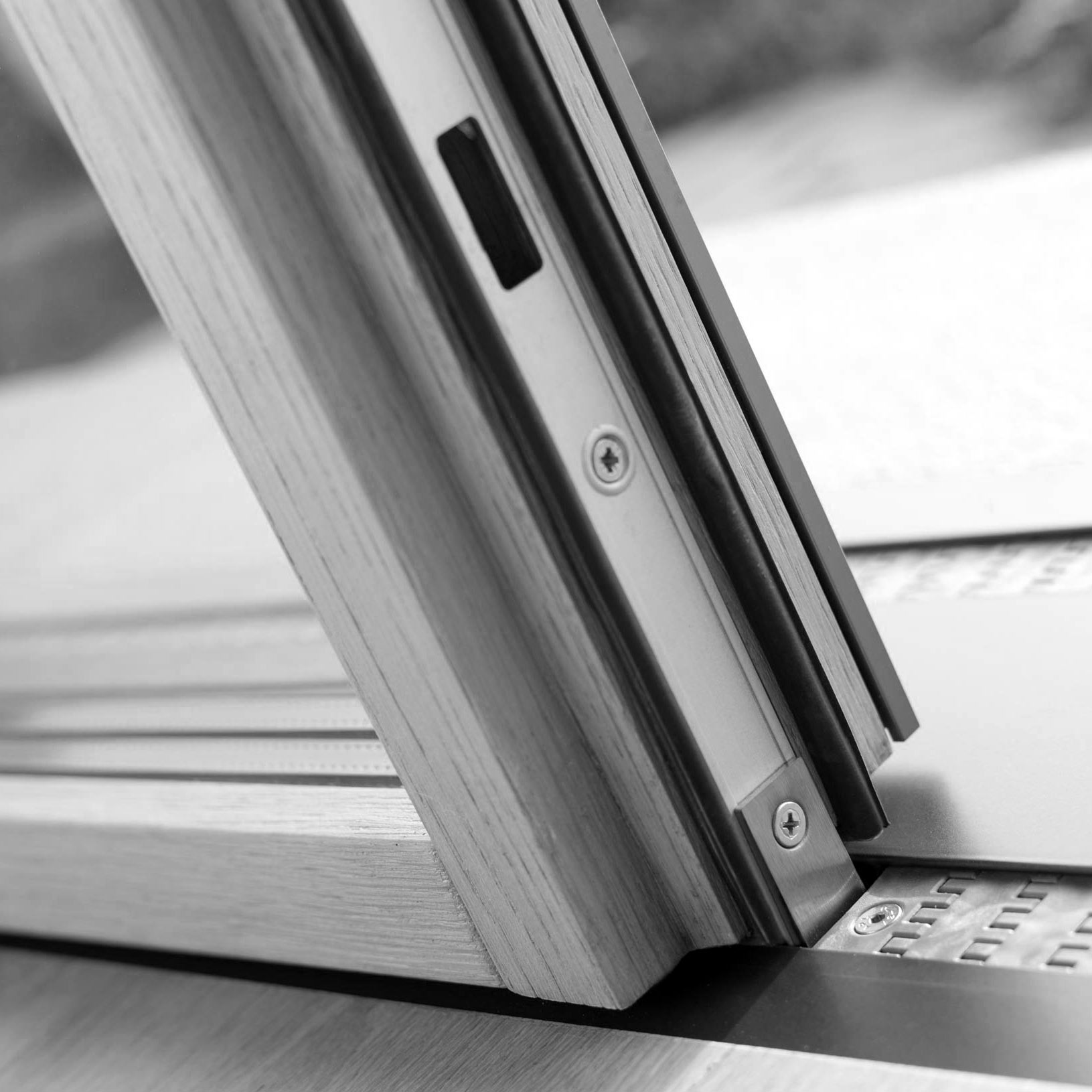 Dettaglio del collegamento tra il nastro e l’anta dell’alzante