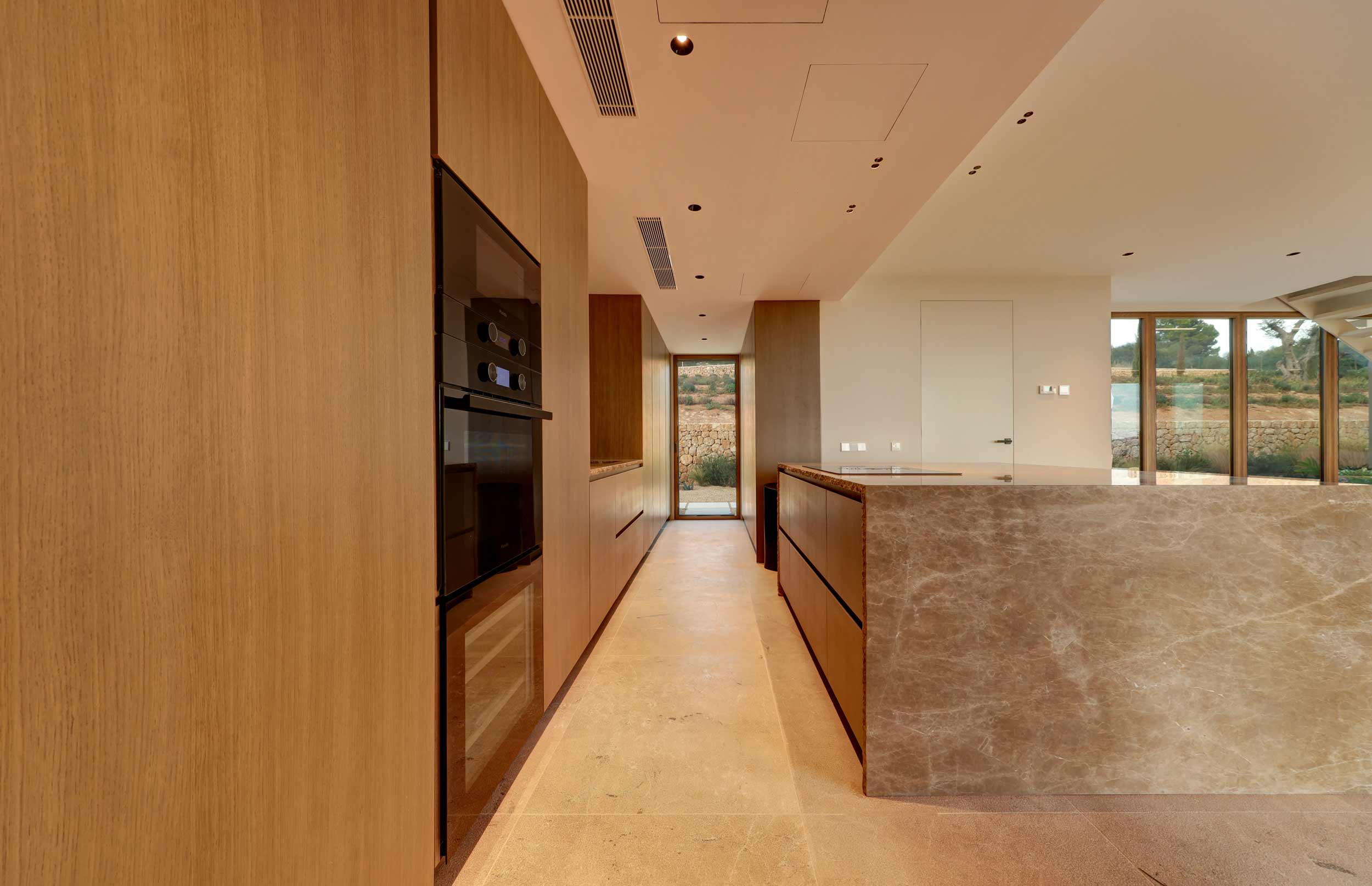 Finestre della collezione Skyline Minimal Frames installate nella Villa Palma di Maiorca – Dettaglio cucina e corridoio