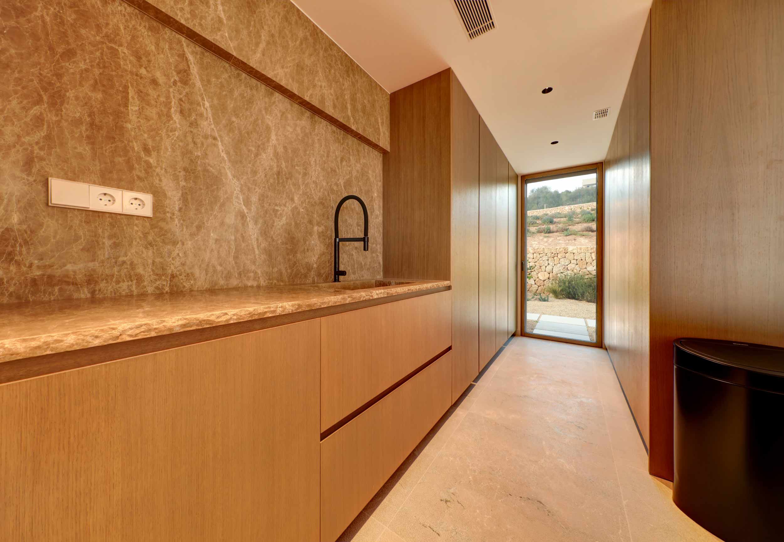 Finestre della collezione Skyline Minimal Frames installate nella Villa Palma di Maiorca – Dettaglio cucina