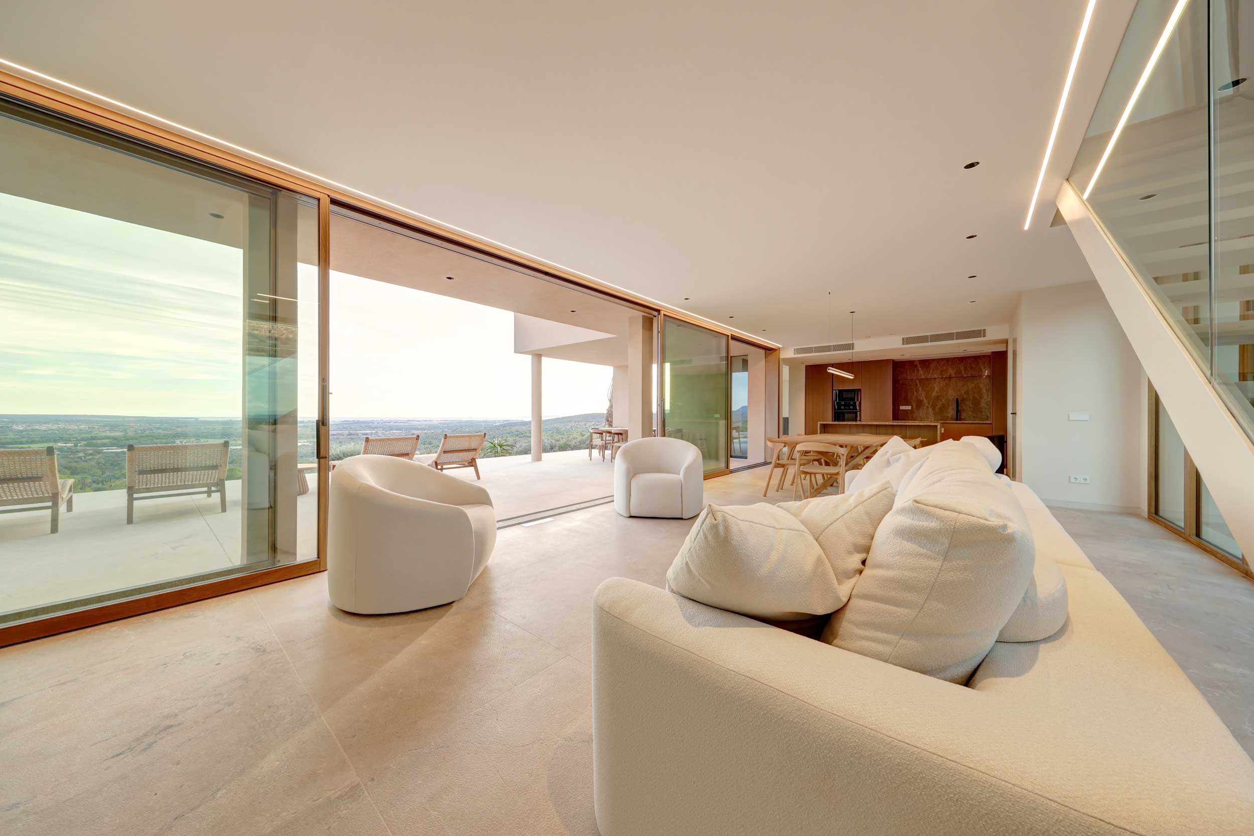 Finestre scorrevoli Skyline Minimal Frames installate nella Villa Palma di Maiorca – Dettaglio soggiorno