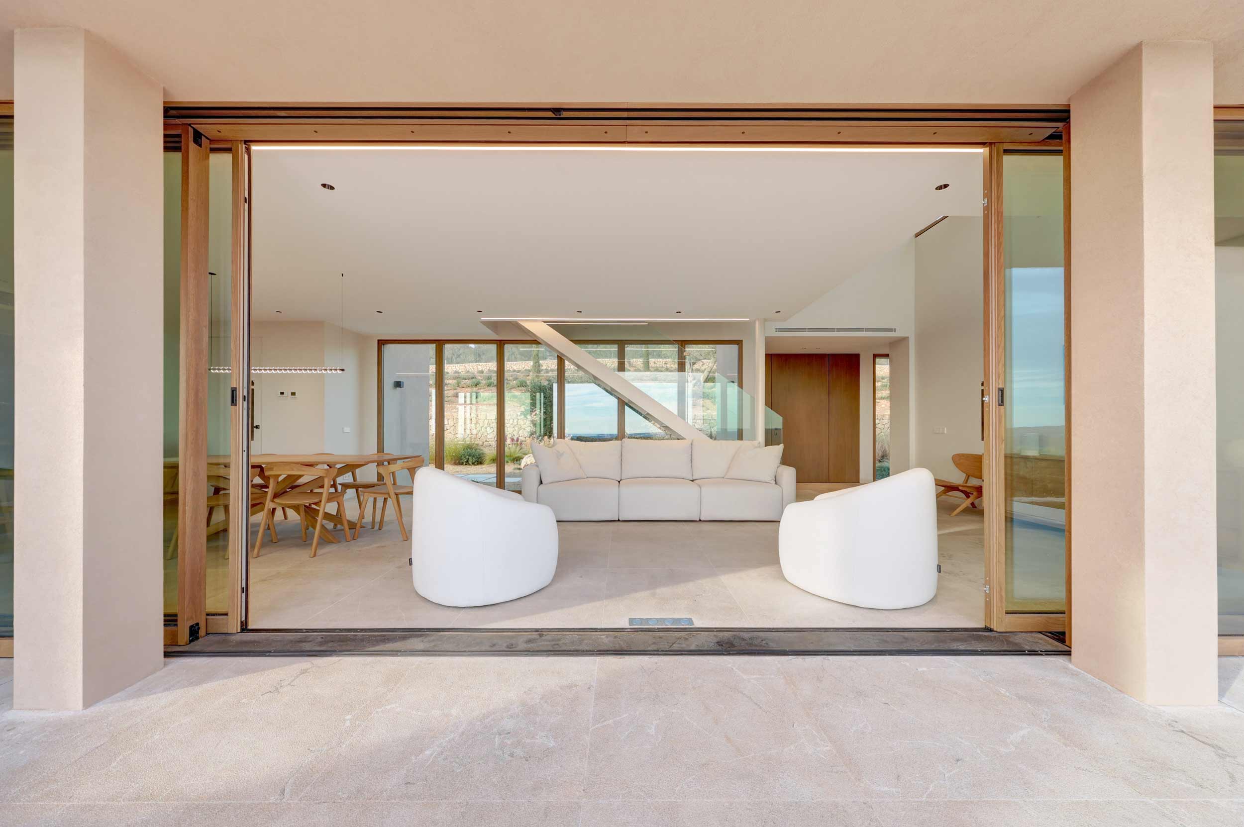 Finestre scorrevoli Skyline Minimal Frames installate nella Villa Palma di Maiorca – Dettaglio finestre aperte