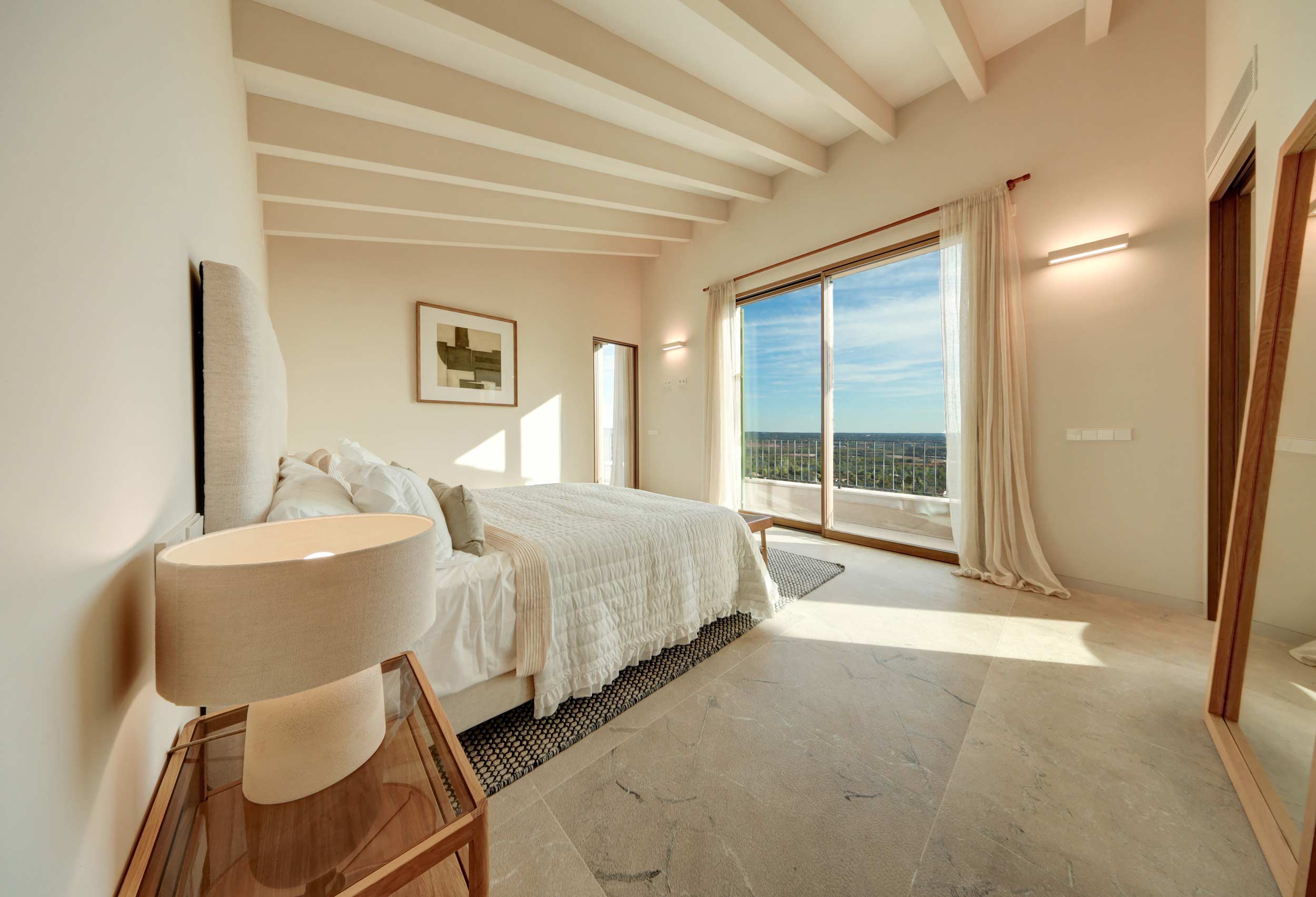 Finestre della collezione Skyline Minimal Frames installate nella Villa Palma di Maiorca – Dettaglio camera da letto padronale