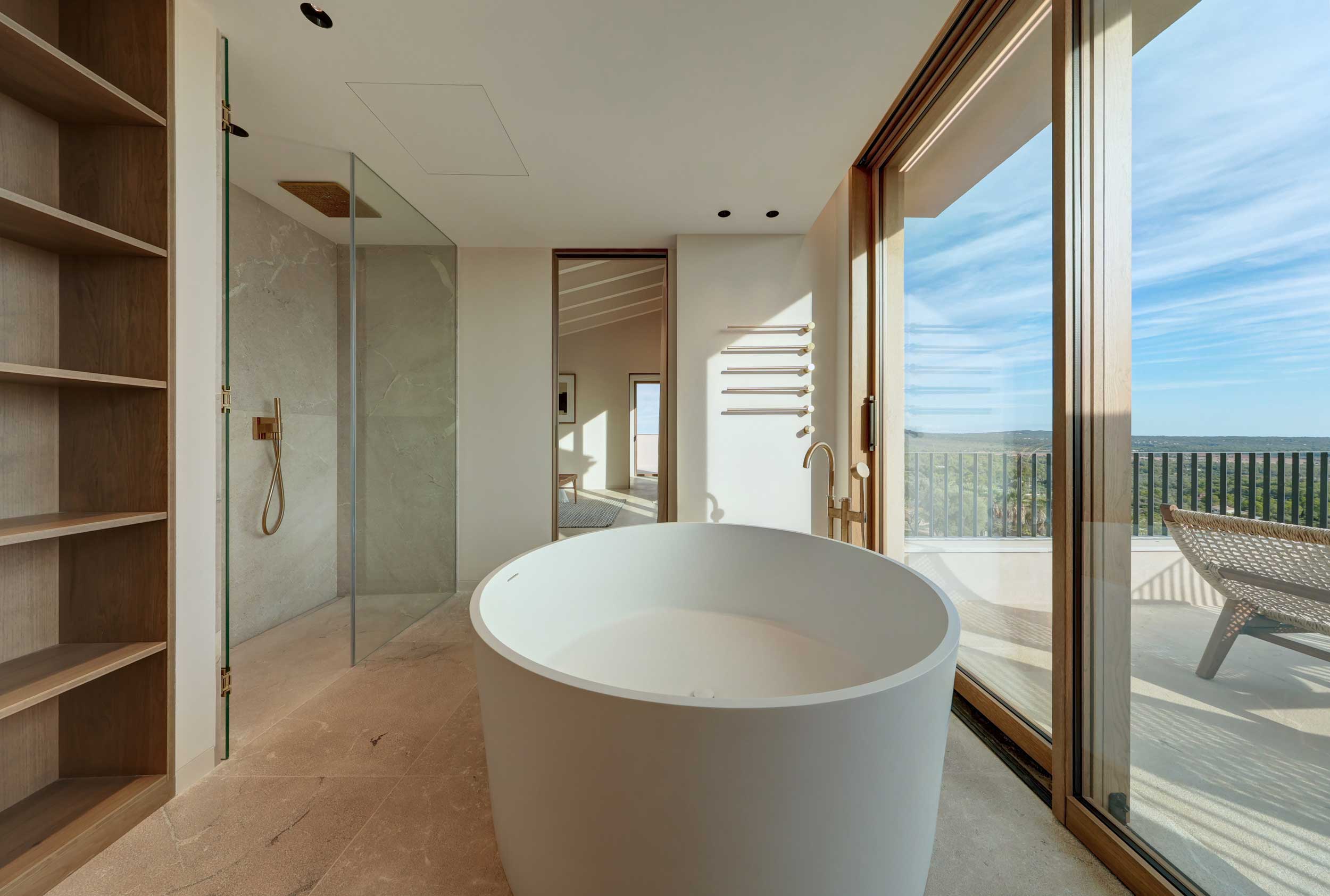 Finestre della collezione Skyline Minimal Frames installate nella Villa Palma di Maiorca – Dettaglio bagno e doccia