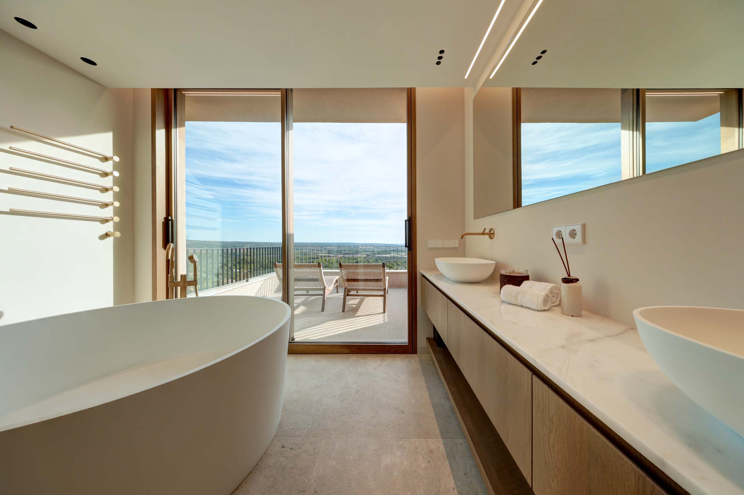 Finestre della collezione Skyline Minimal Frames installate nella Villa Palma di Maiorca – Dettaglio bagno