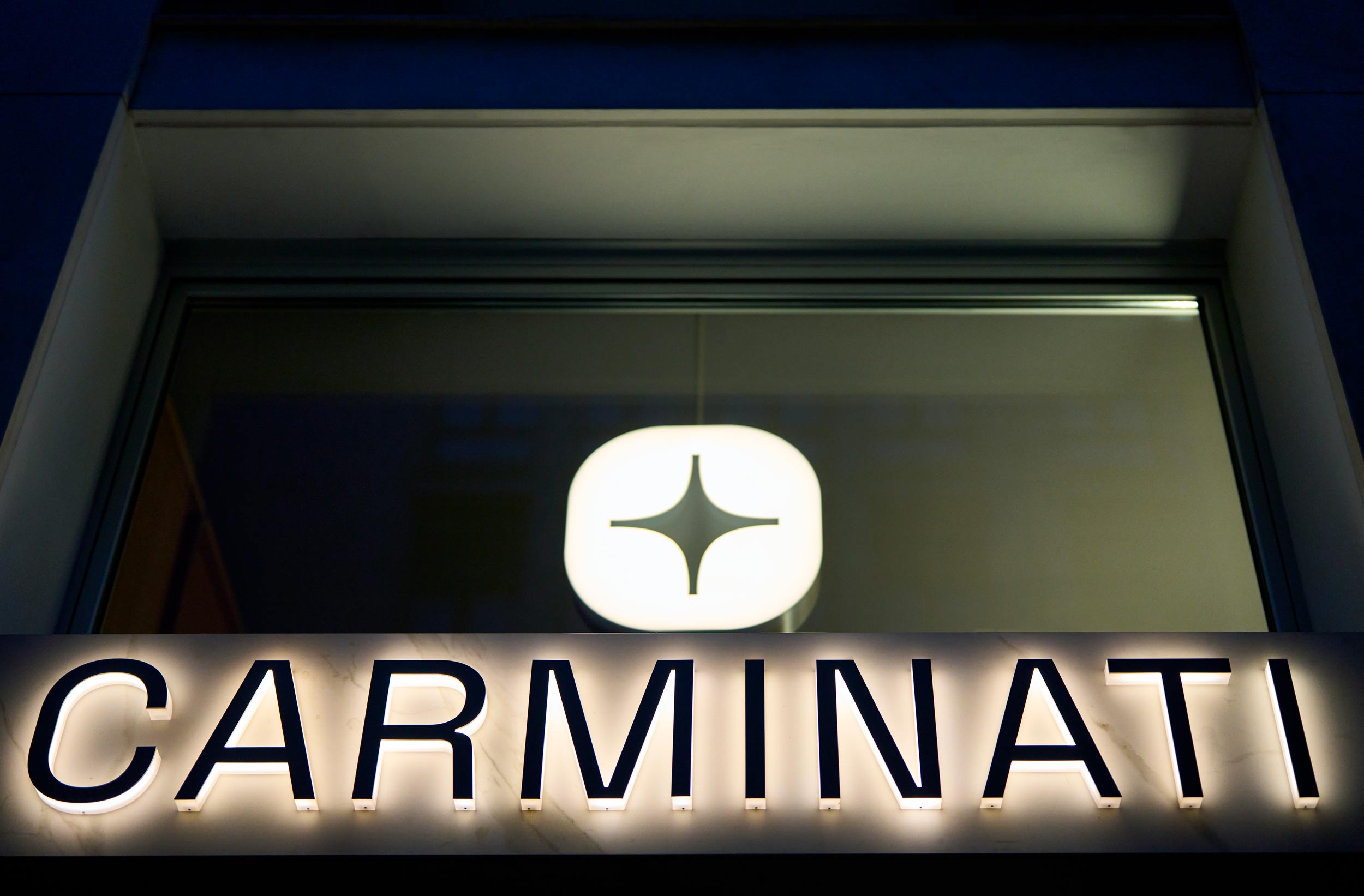 dettaglio-insegna-concept-store-carminati