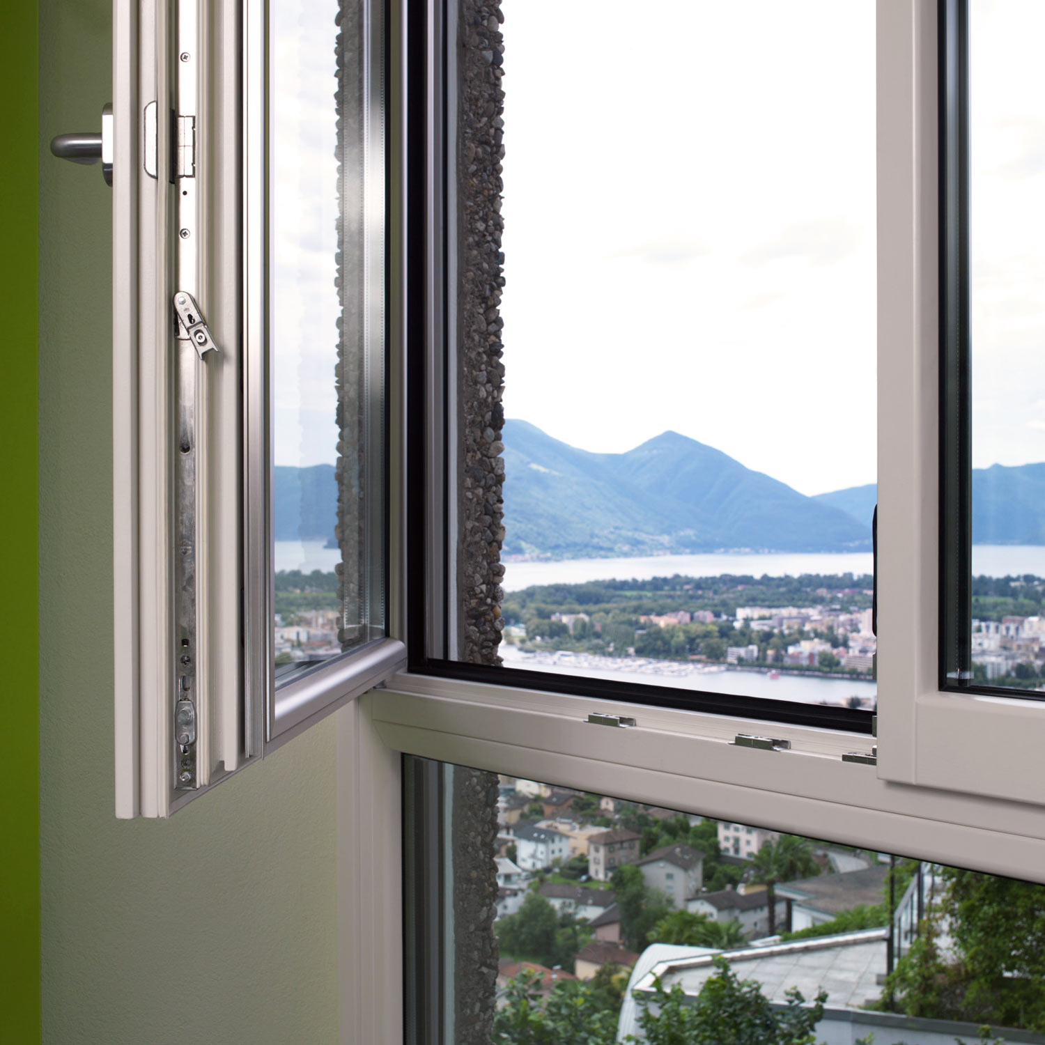 Finestra HMW90 in abete laccato bianco e alluminio cromo satinato