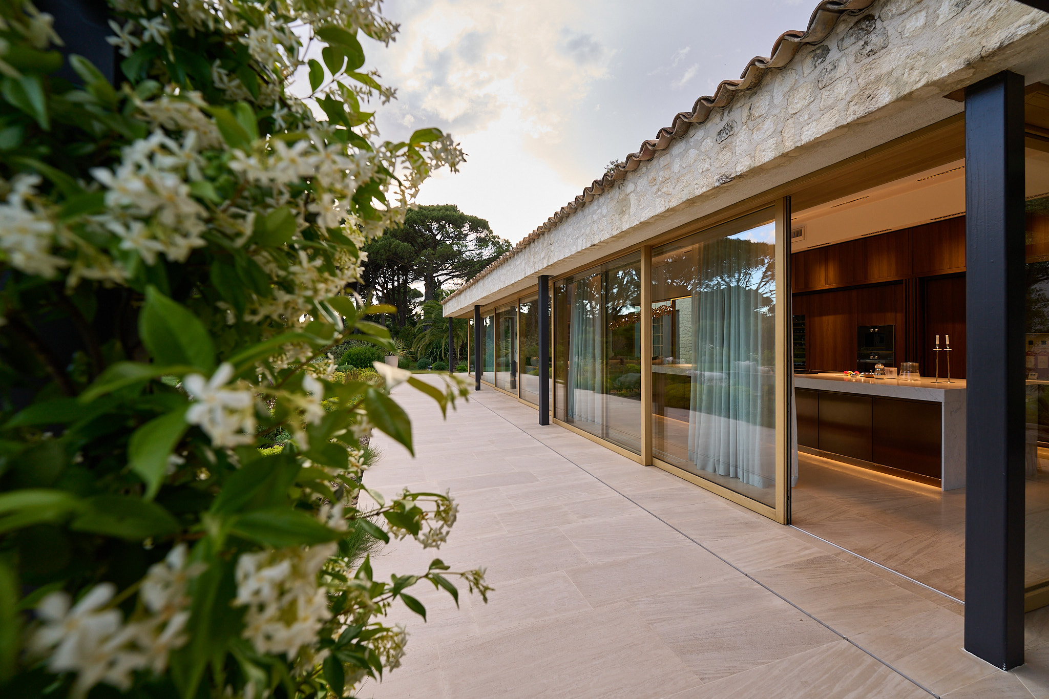 Alzante scorrevole motorizzato Skyline Drive in legno a sei ante