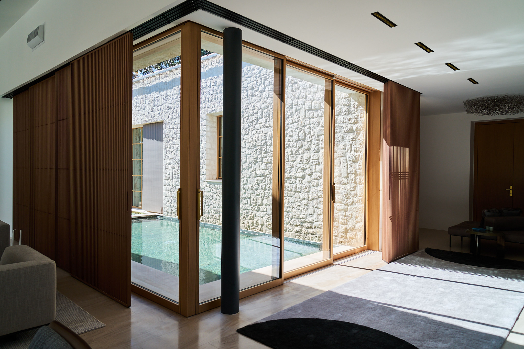 Dettaglio angolare alzanti scorrevoli Skyline Minimal Frames