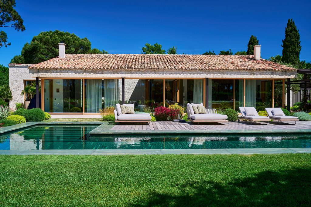 Esterni Villa Ramatuelle con alzante scorrevole motorizzato Skyline Drive