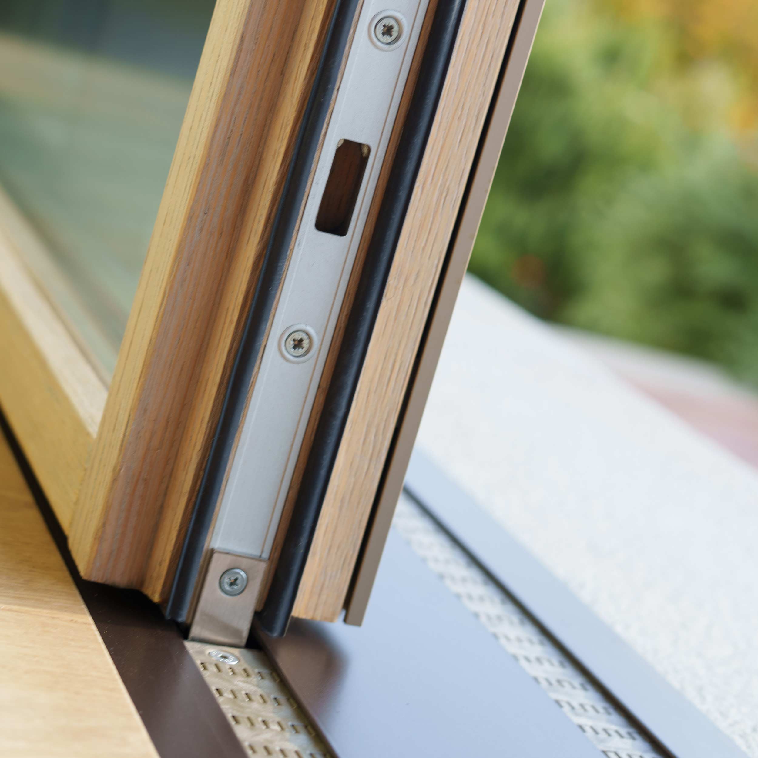 Guida incassata a pavimento