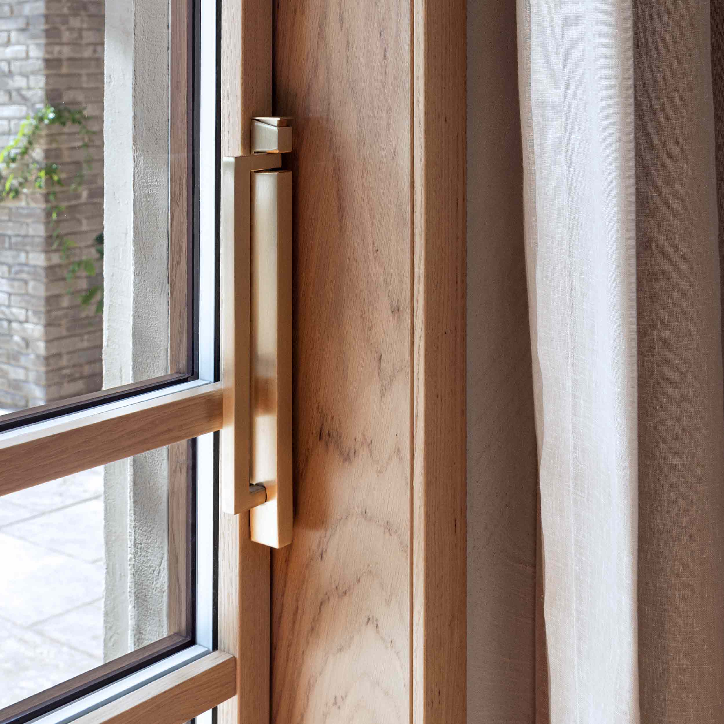 Maniglione Skyline Handle con finitura bronzo spazzolato