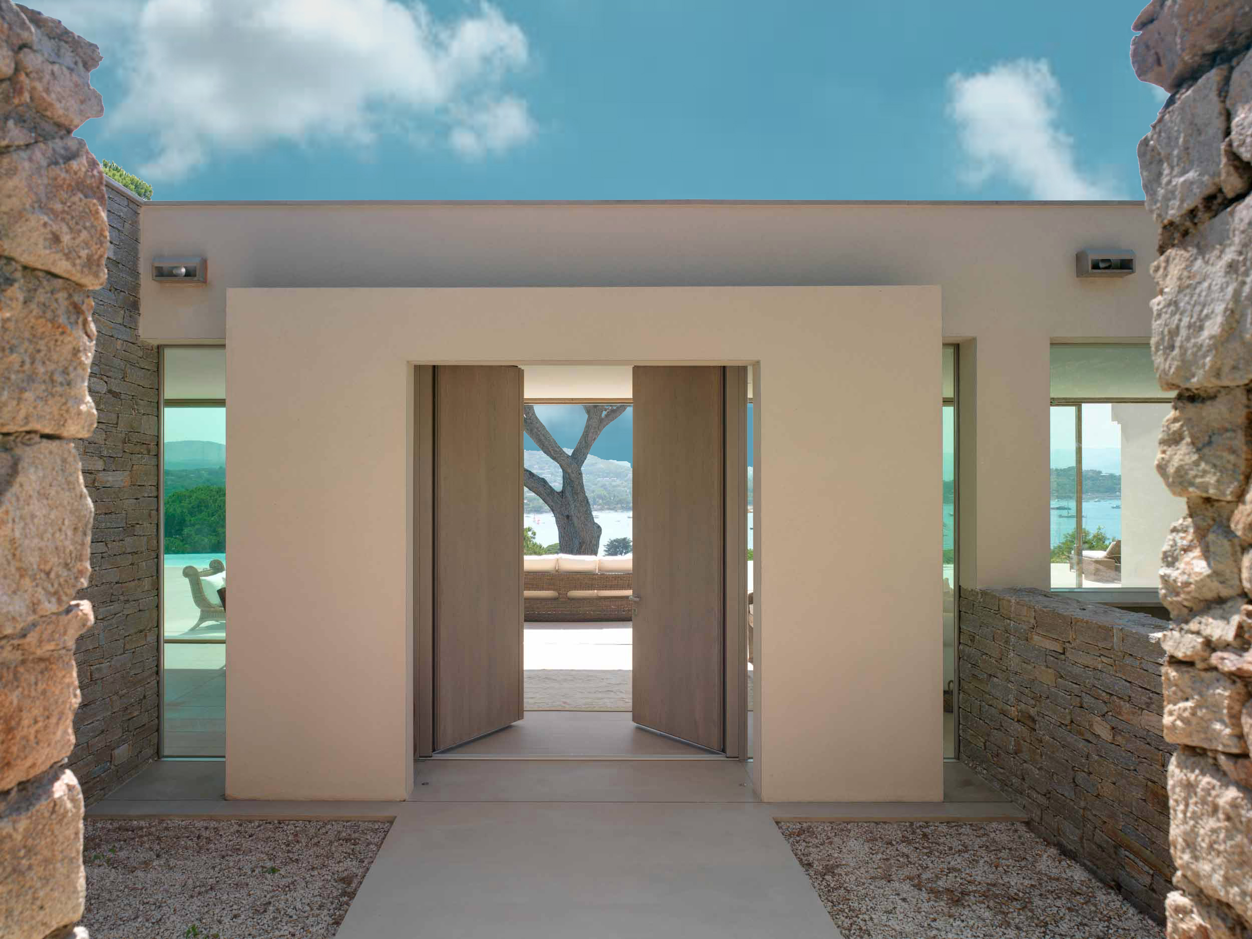 Portoncino il legno realizzato per Villa Saint-Tropez