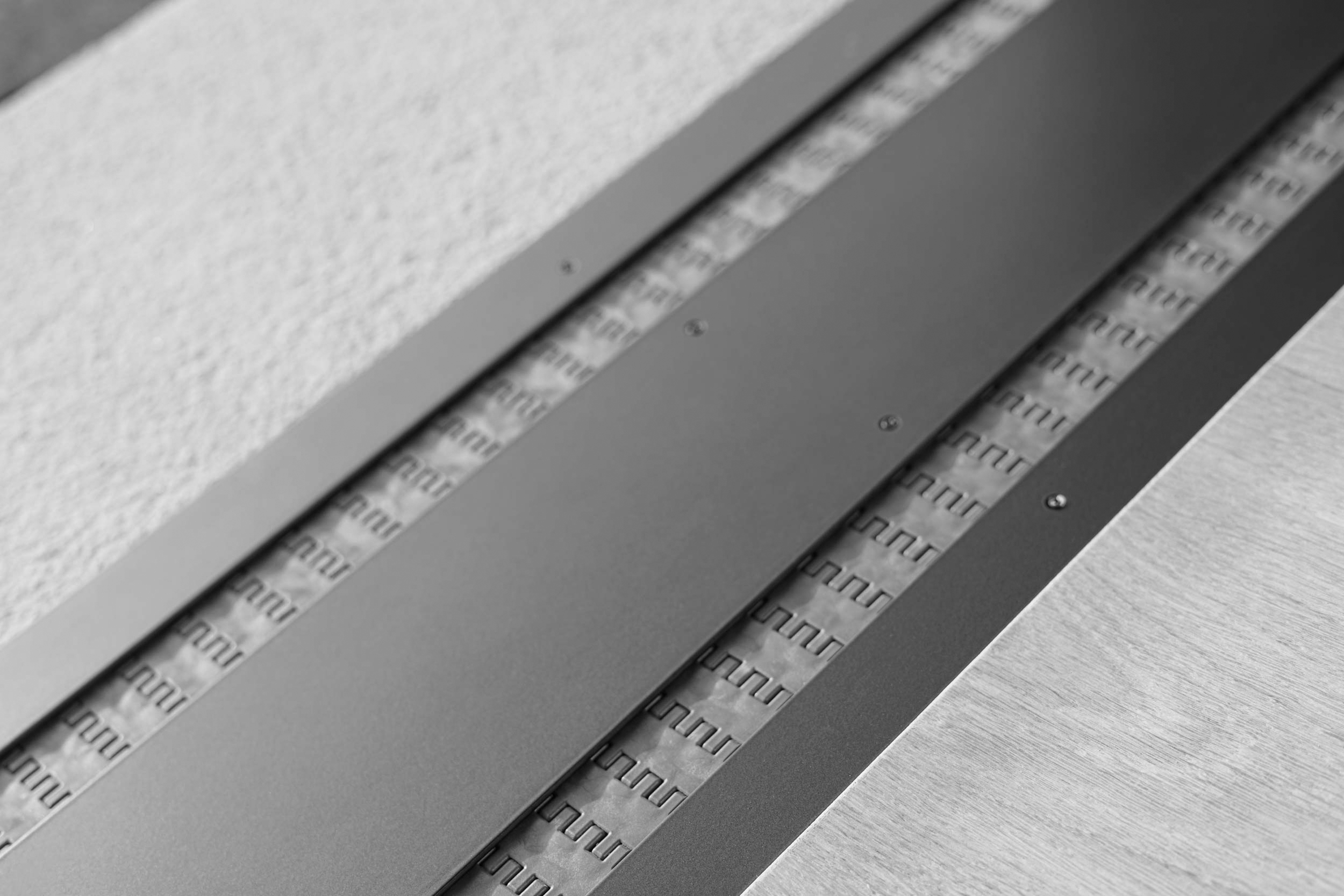 Dettaglio di una guida incassata con doppia anta scorrevole