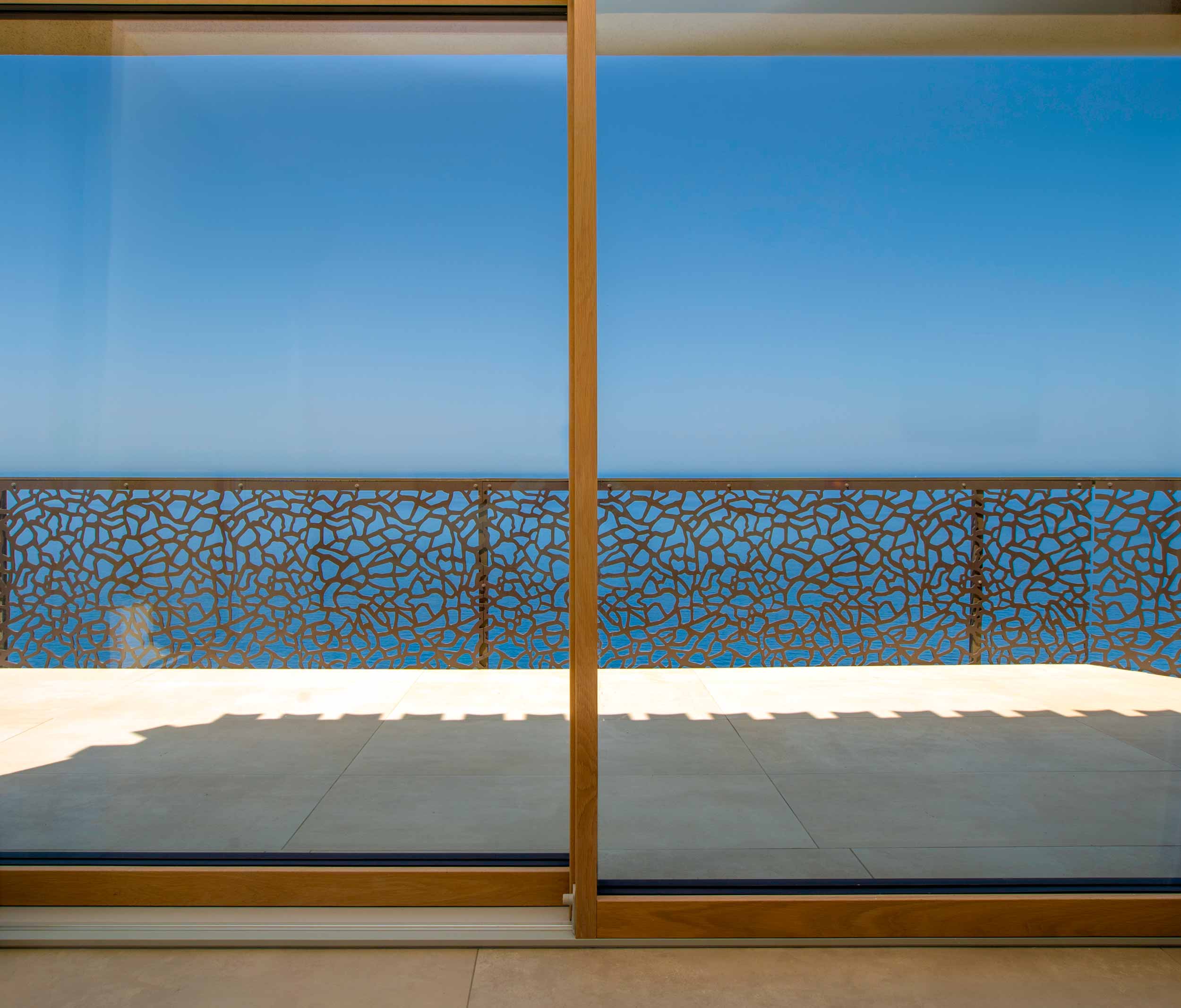 Dettaglio dell’alzante scorrevole Skyline Sliding in legno-alluminio