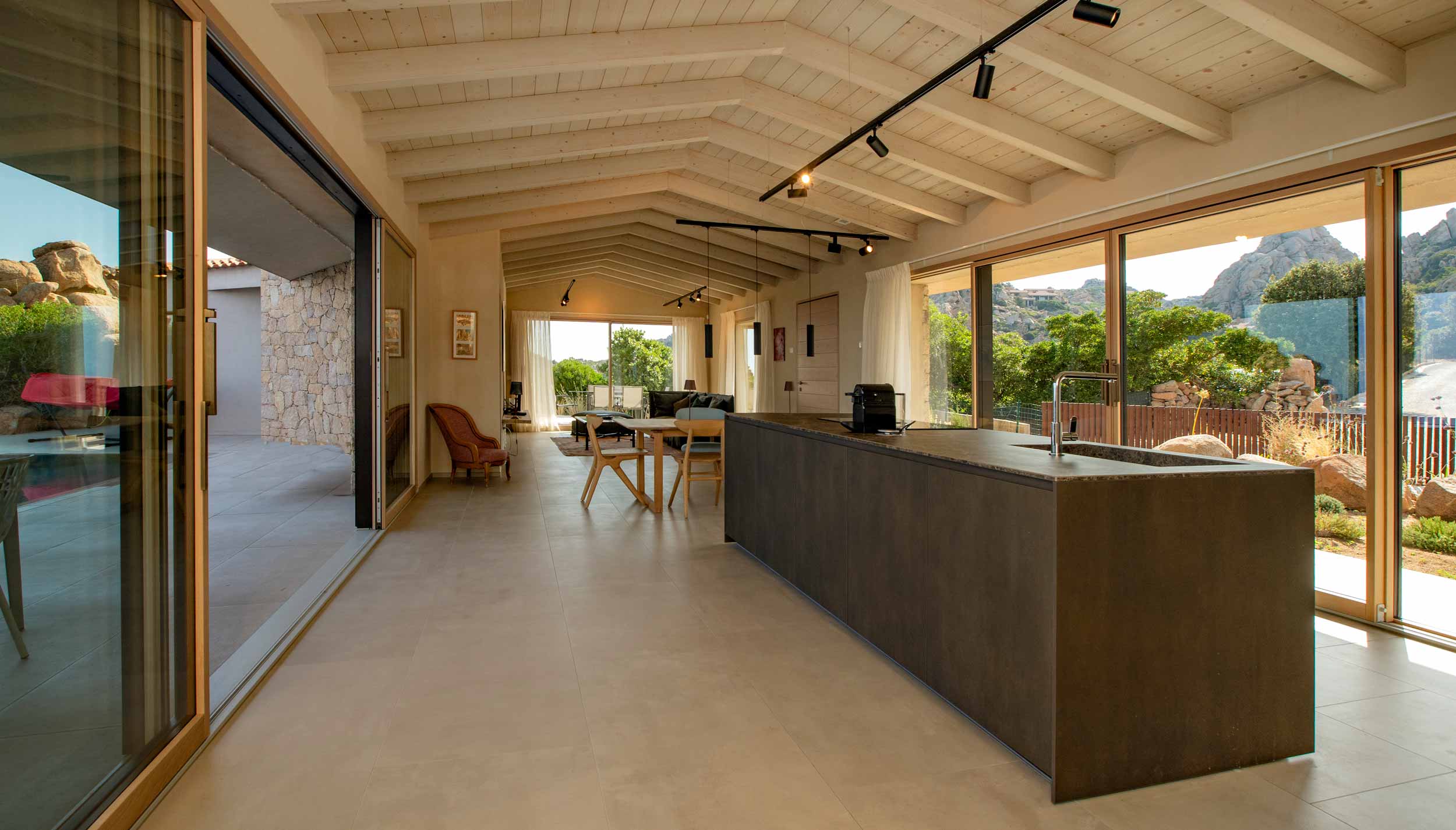 Zona living con alzanti scorrevoli Skyline Sliding in legno con rivestimento esterno in alluminio