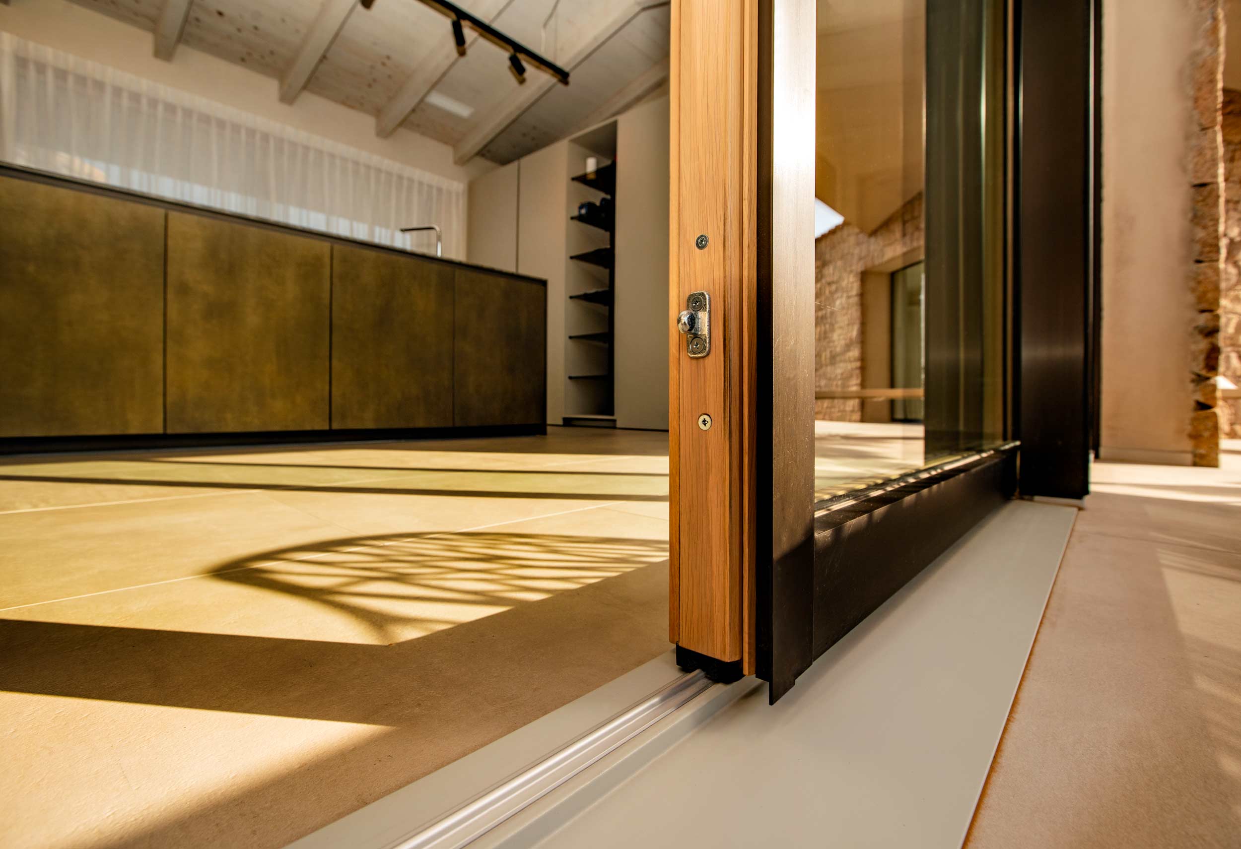 Dettaglio dei profili in alluminio dell’alzante scorrevole Skyline Minimal Frames