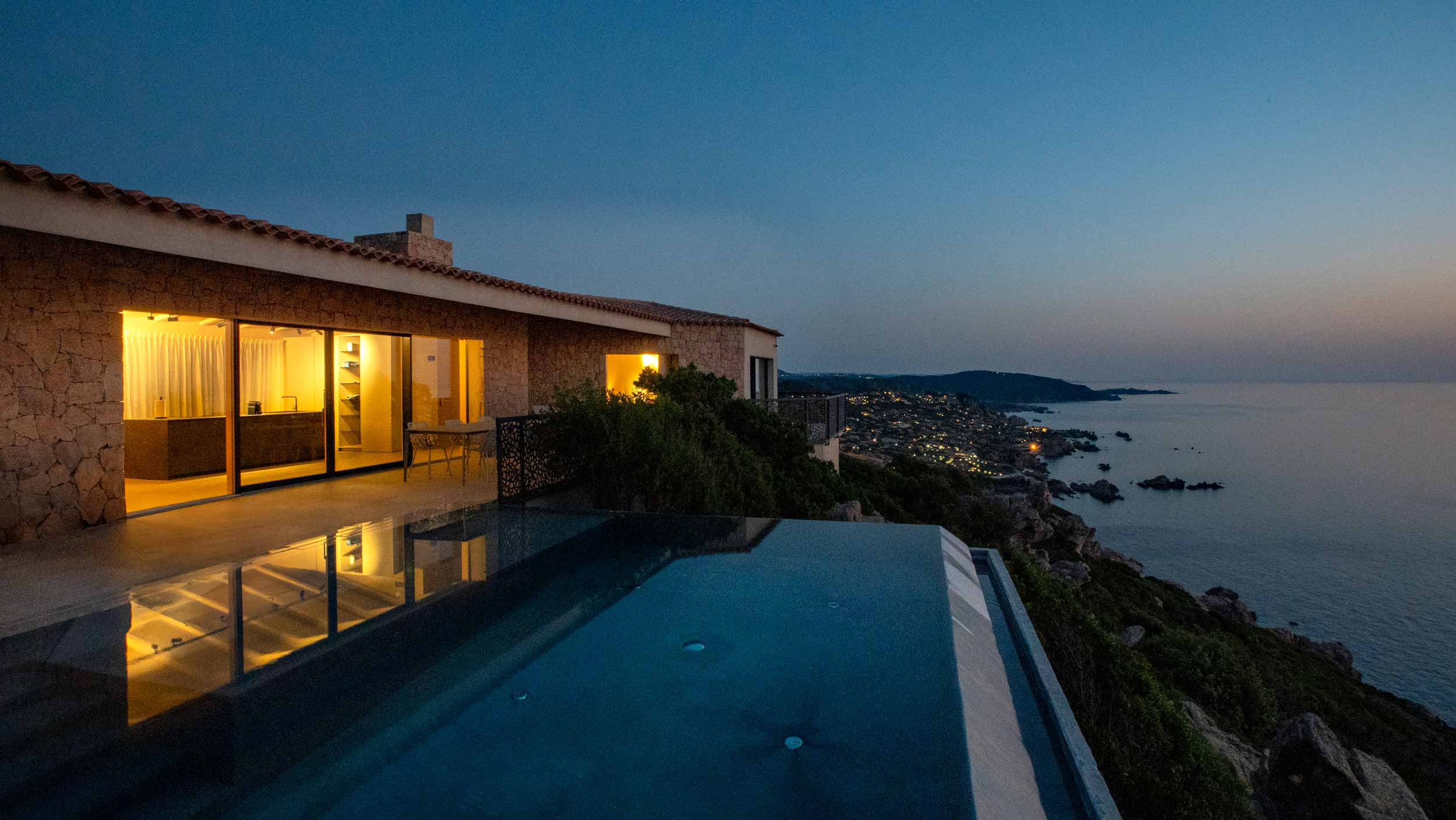 Esterni di Villa Costa Paradiso con piscina a sfioro