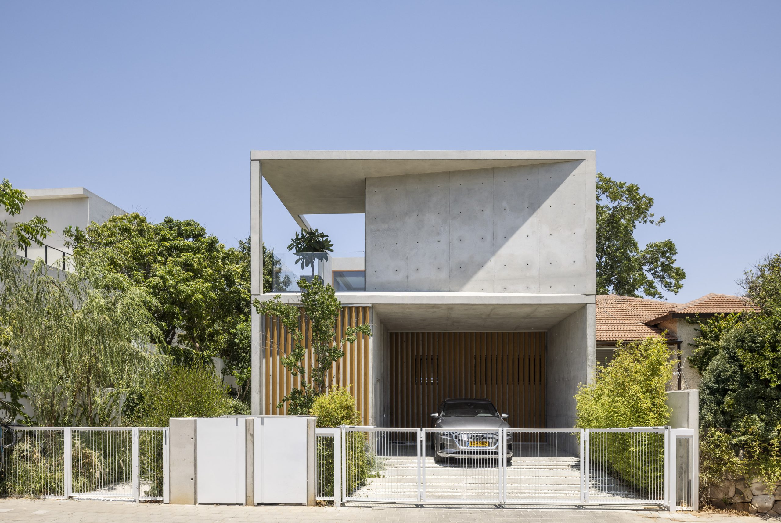 Esterni di Villa Galilea con cancello chiuso