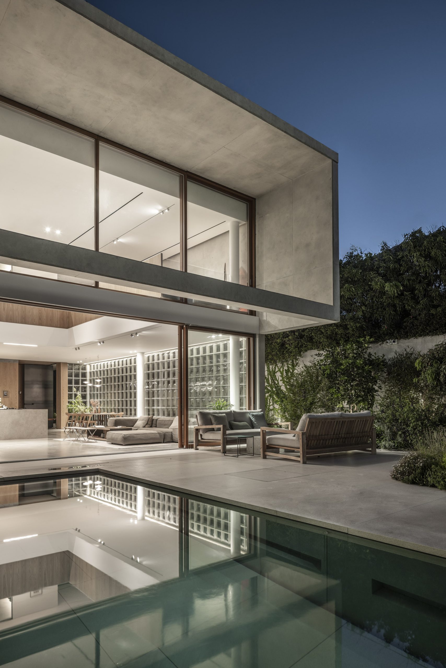 Vista di profilo di Villa Galilea con giardino interno di sera