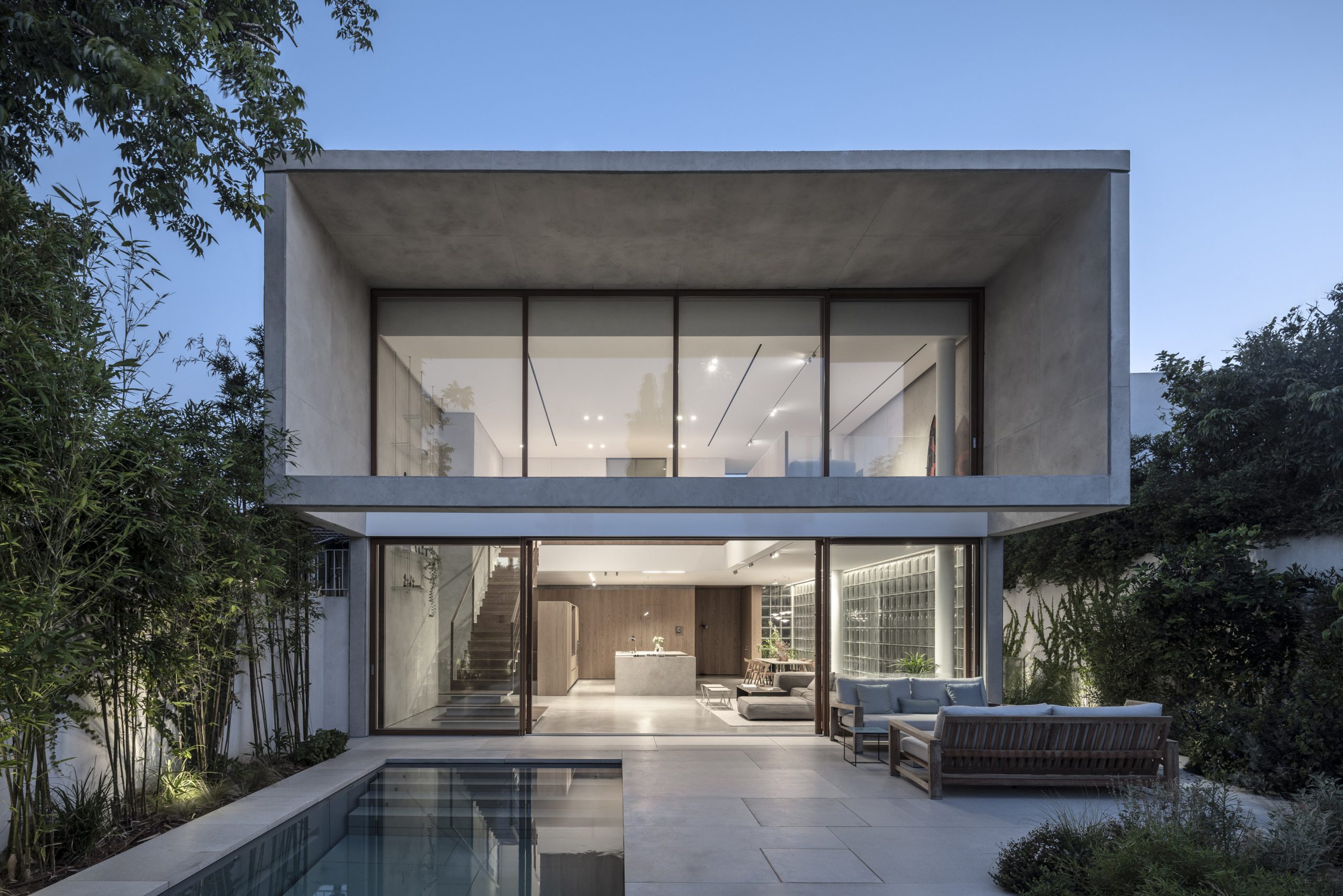 Esterni di Villa Galilea con giardino e piscina di sera