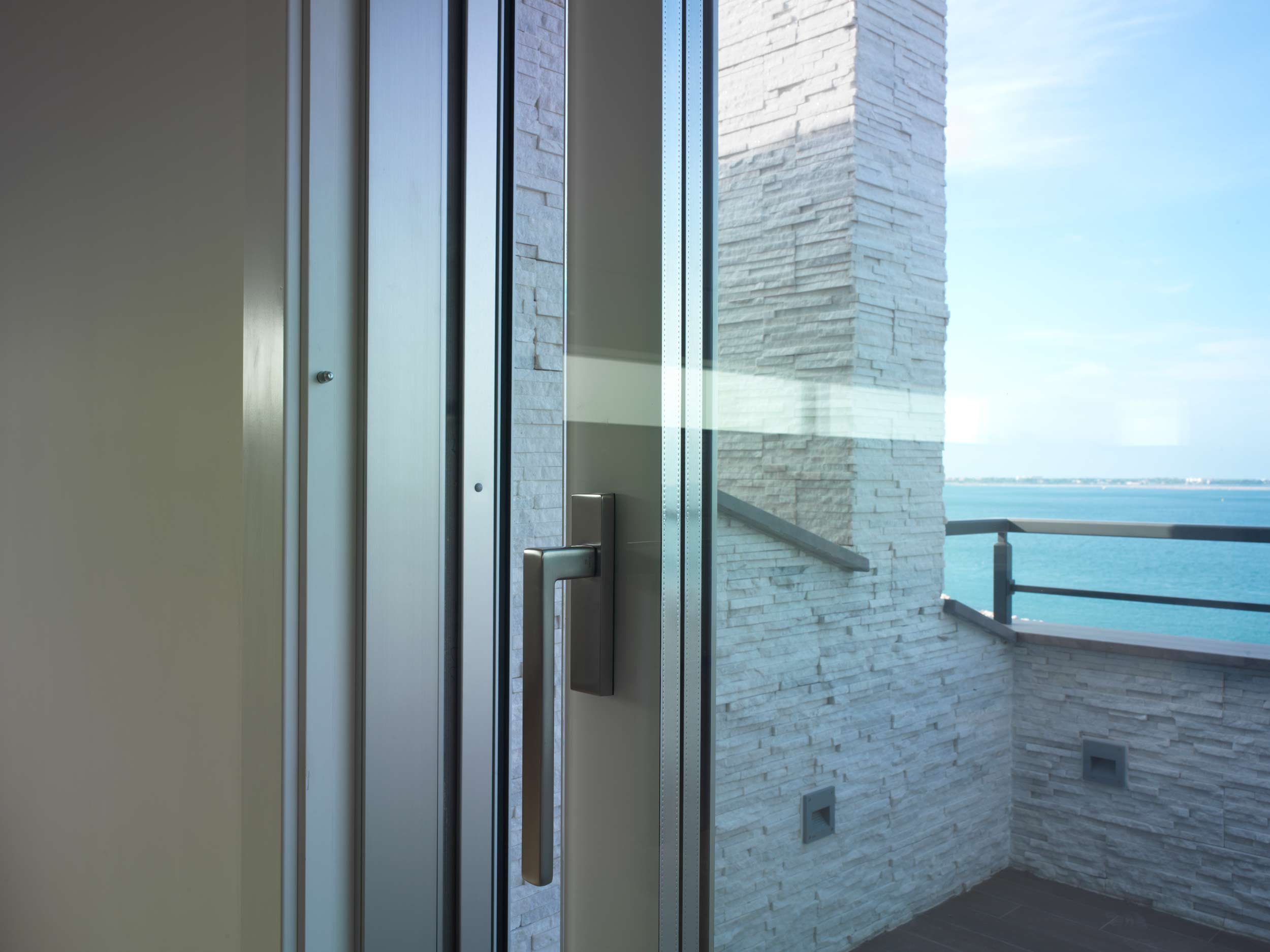 Dettaglio dell’alzante scorrevole HV90 in abete laccato bianco