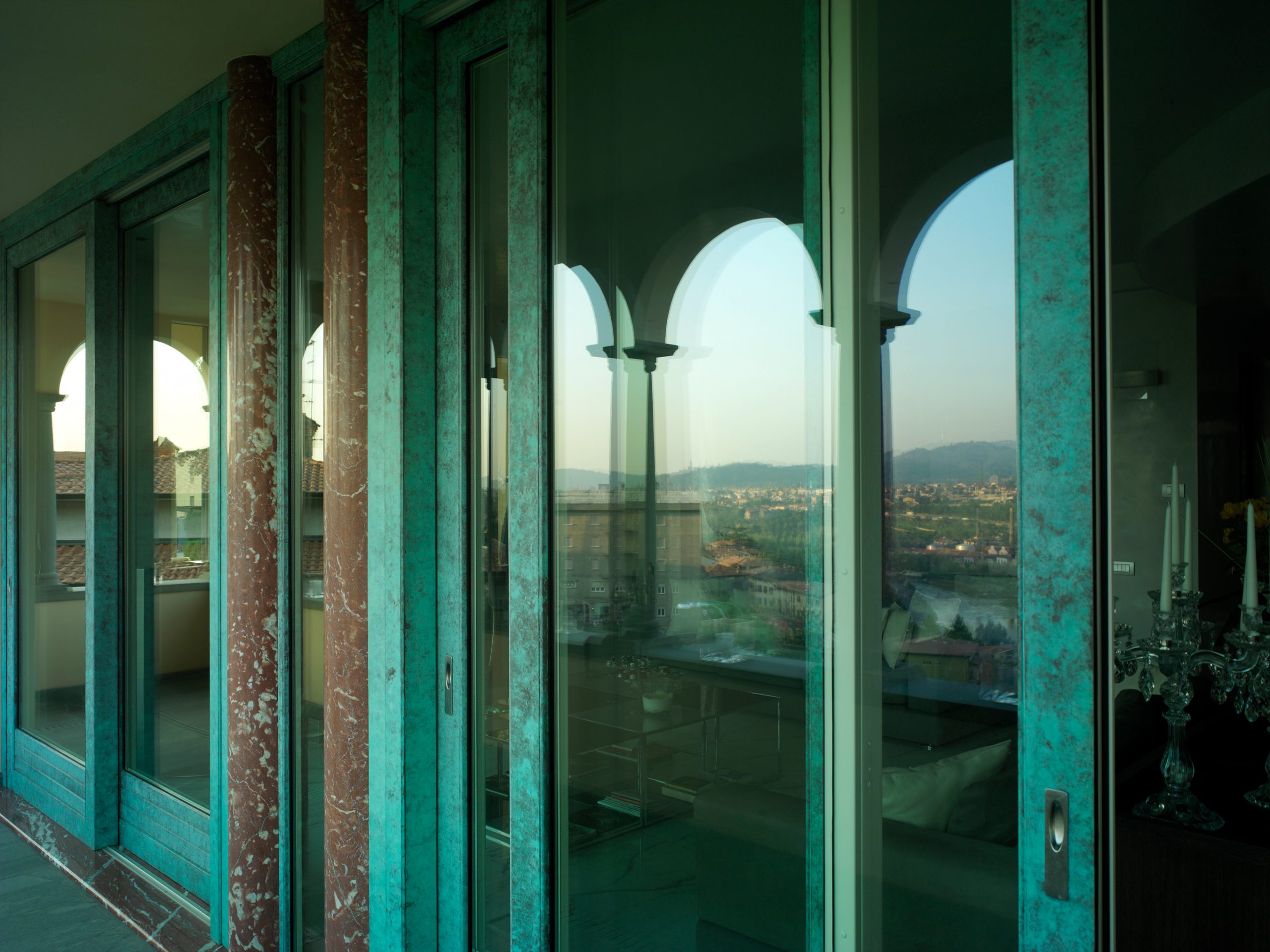 Portefinestre scorrevoli HMW90 con rivestimento esterno in bronzo ramato