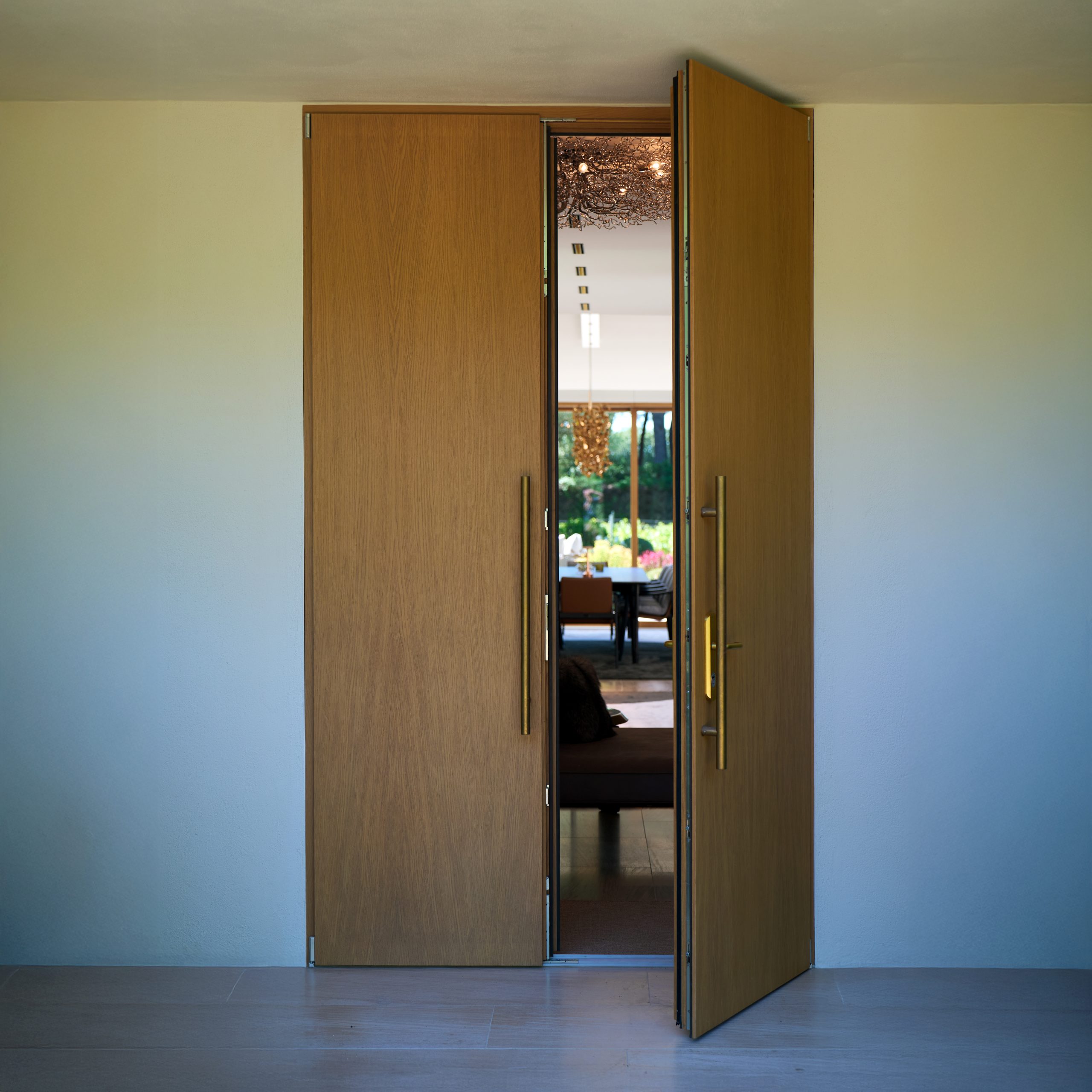 Portoncino d’ingresso a due ante con pannellatura liscia in rovere