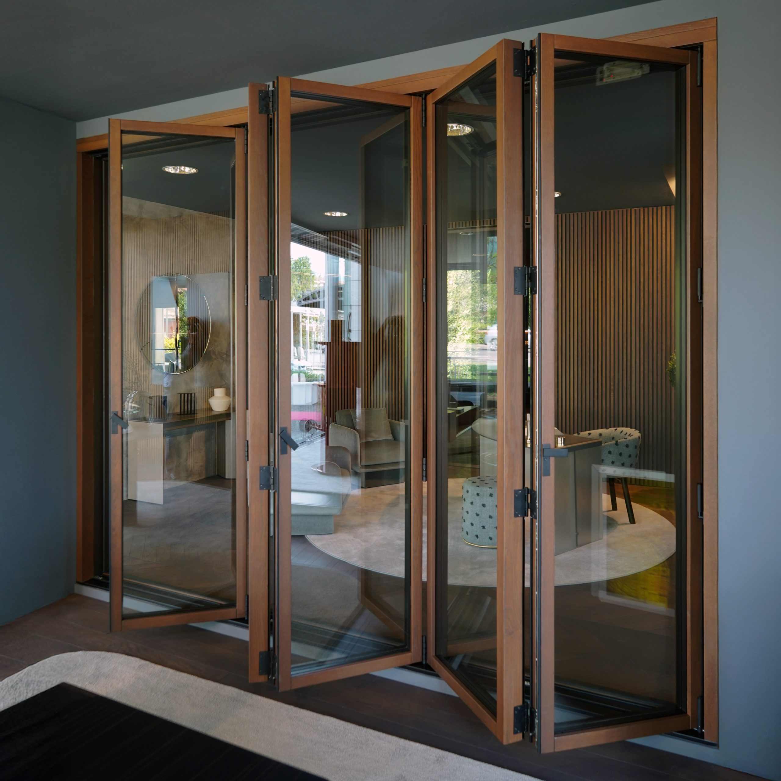 Serramento a libro Skyline Bifold in mogano oliato