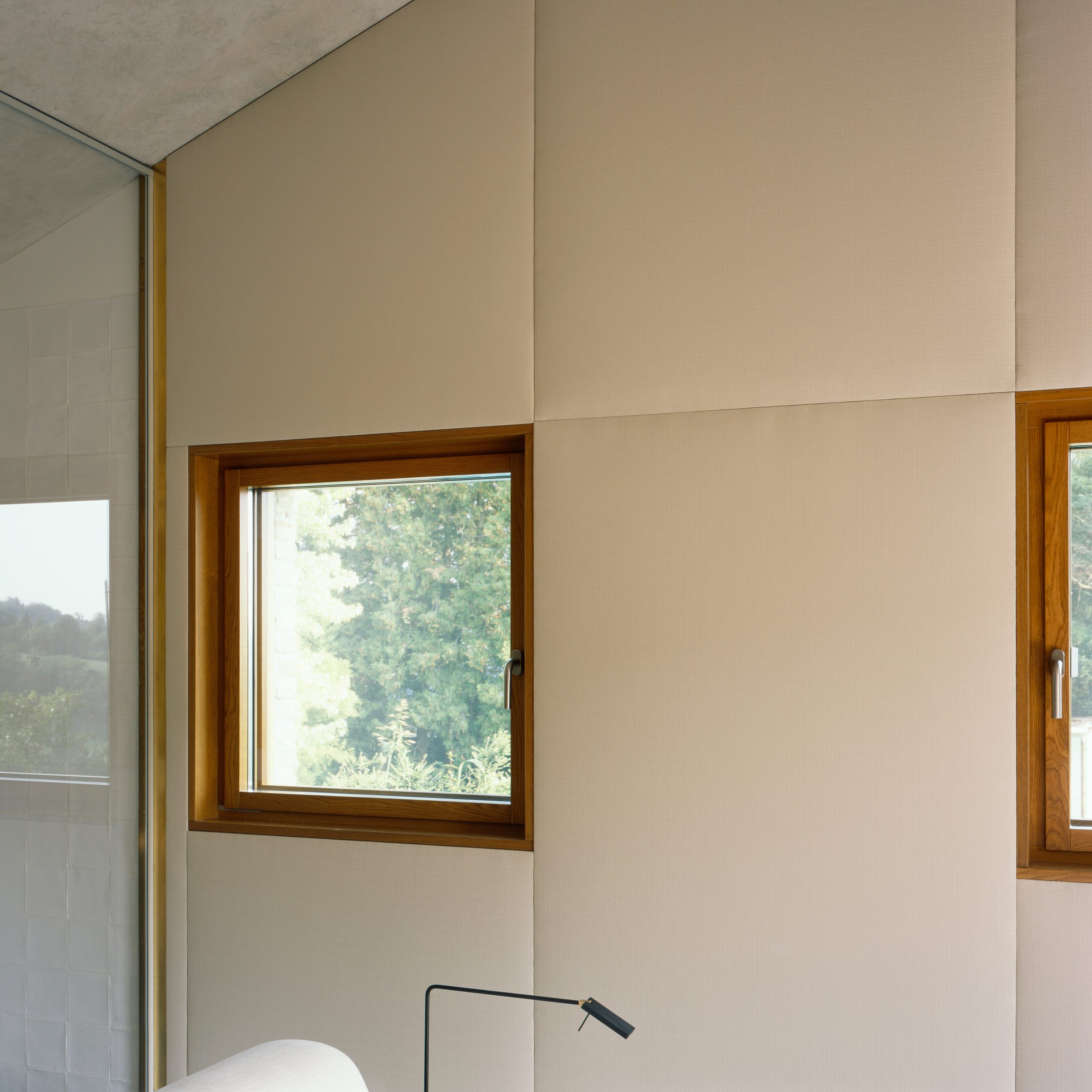 Skyline Window con imbotti in rovere tinto noce