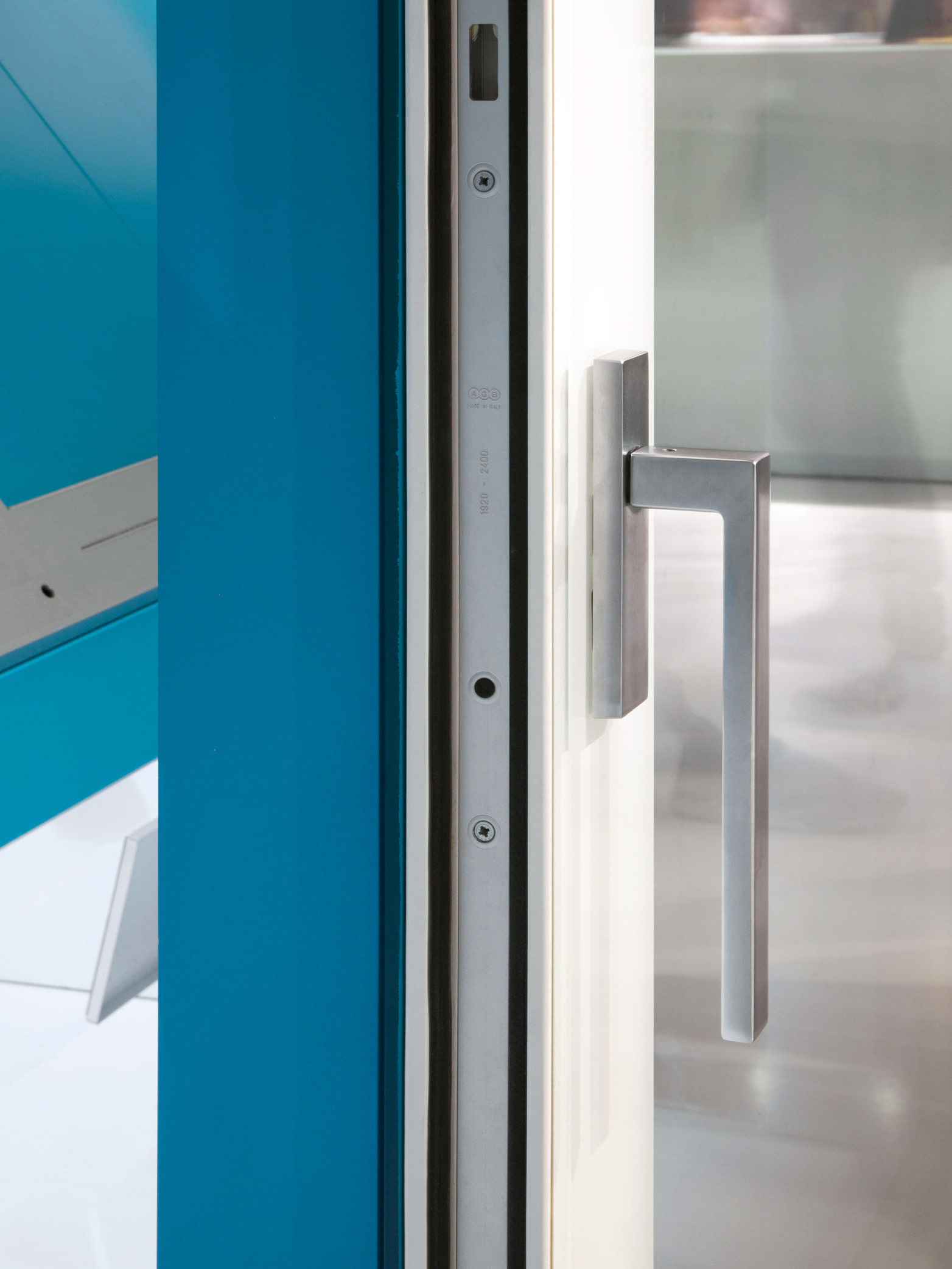 Dettaglio dell’alzante HVD90 in abete laccato bianco