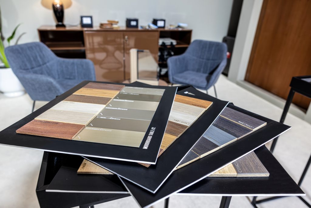 Campioni di finiture in mostra allo stand Carminati alla fiera Doors & Facades 2025